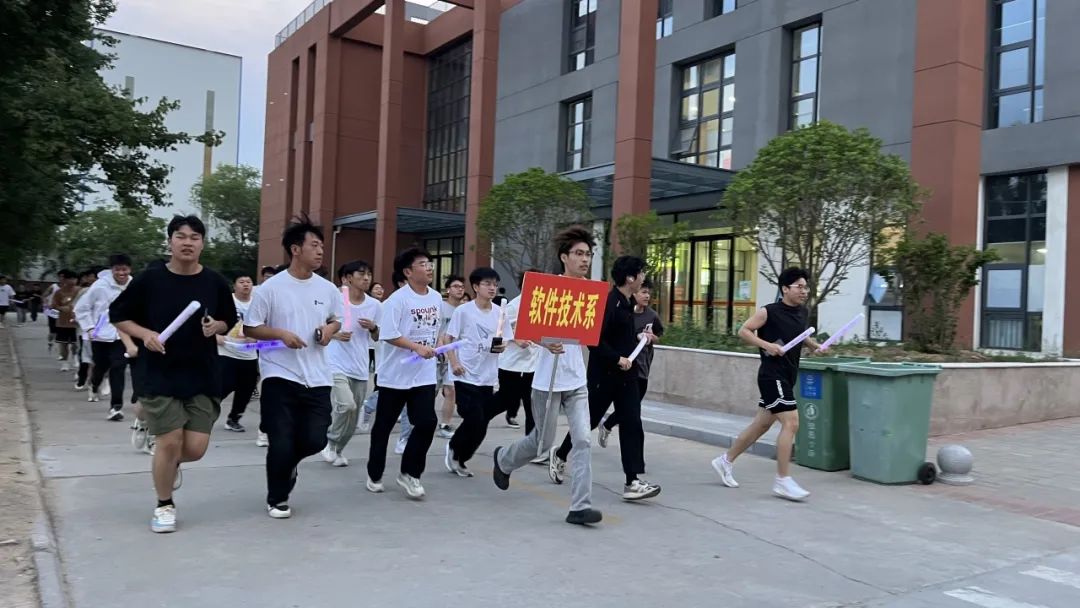 【学生活动】荧光夜跑——荧光再现，活力青春